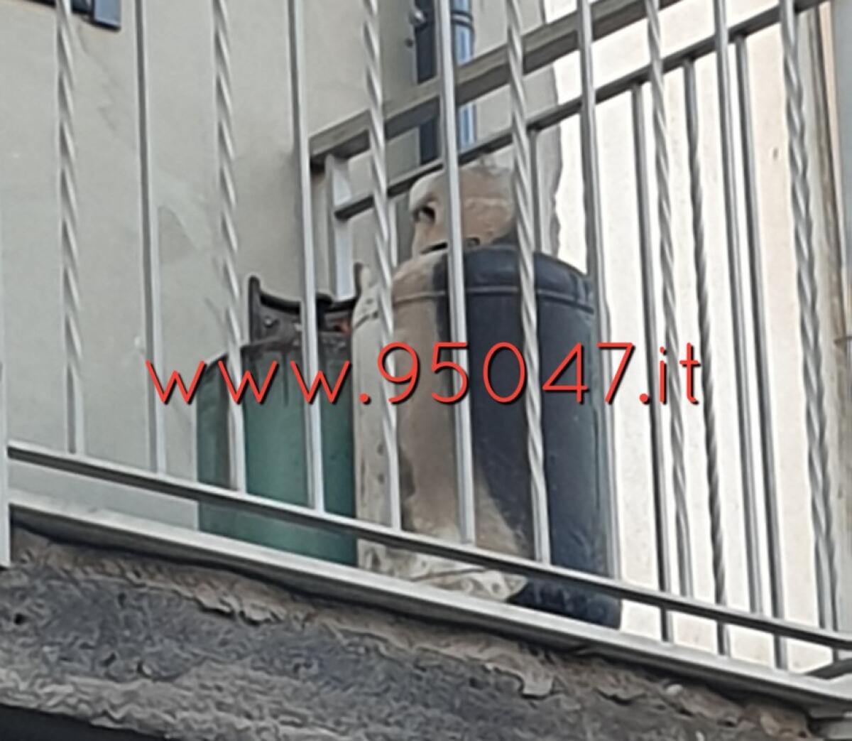 PATERNÒ: FIAMME SUL TERRAZZO, PAURA PER DUE BOMBOLE GPL - LE FOTO - 