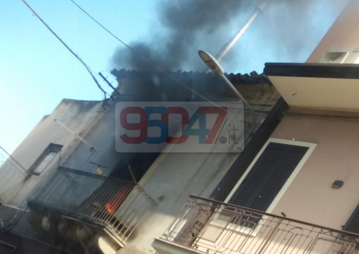 PATERNO: PAURA QUESTA MATTINA PER UN INCENDIO ALL’INTERNO DI UN APPARTAMENTO IN PIENO CENTRO - 