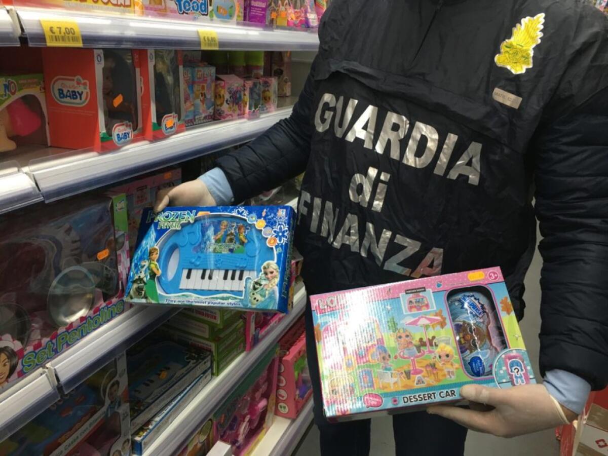 SAN GIOVANNI LA PUNTA (CT): SEQUESTRATI MILLE DISPOSITIVI SANITARI NON SICURI E OLTRE 21 MILA ARTICOLI - 