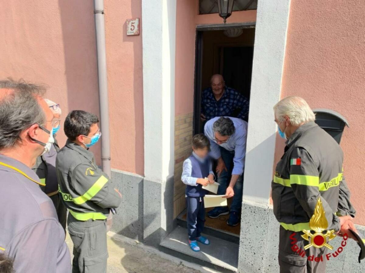 CATANIA, BIMBO SCRIVE AI VIGILI DEL FUOCO PER RINGRAZIARLI: I SUOI EROI VANNO A TROVARLO - 