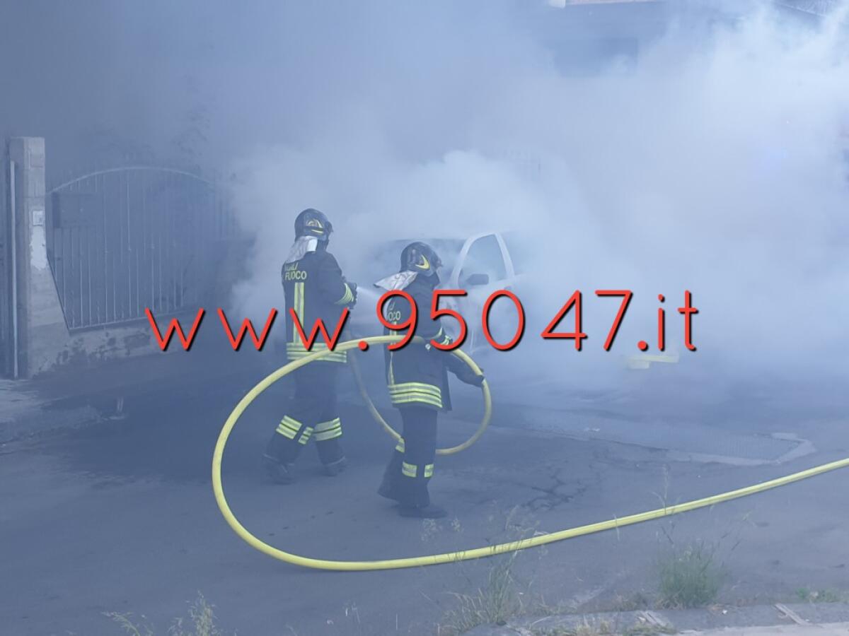 PATERNO': AUTO A FUOCO QUESTA MATTINA, FIAMME DAL VANO MOTORE - 