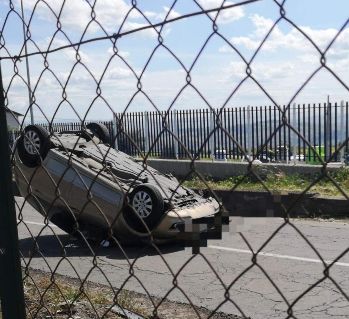 AUTO SI RIBALTA NESSUN FERITO - 