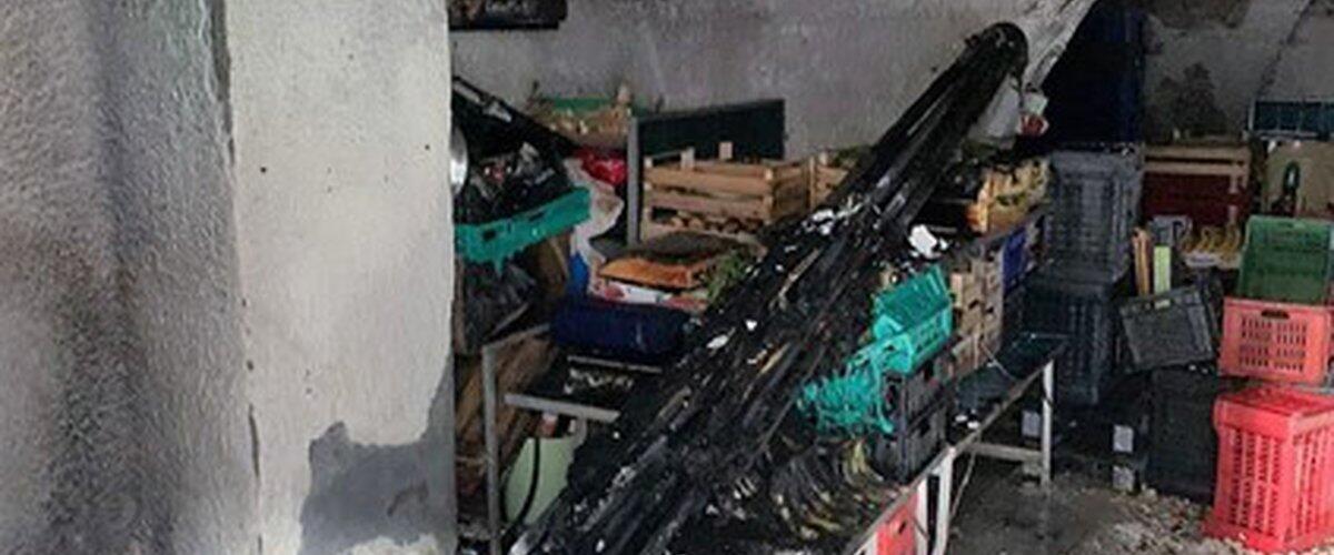 CATANIA, LITIGA CON I SOCI E DÀ FUOCO AL POSTO DELLA FRUTTA “A FERA ‘O LUNI” - 