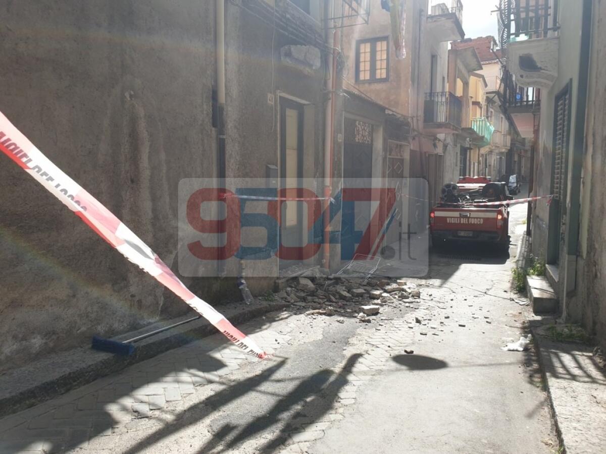 PATERNO': CEDE BALLATOIO, FERITI BAMBINO DI CINQUE ANNI, LA MAMMA E LA ZIA - SONO FUORI PERICOLO - 