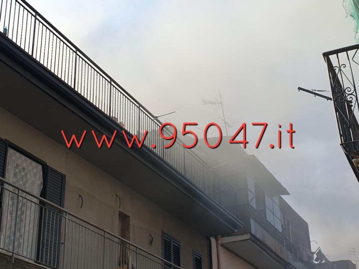 PATERNÒ: FIAMME IN UN TERRAZZO IN VIA ROSOLINO PILO - 