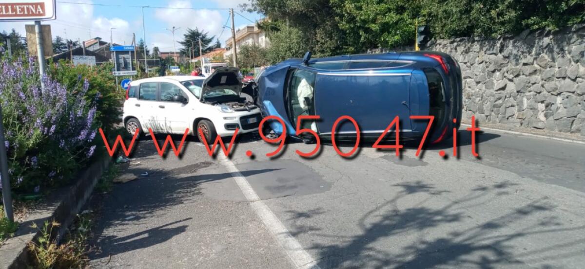 TRECASTAGNI: INCIDENTE STRADALE FRA DUE AUTO,UNA SI RIBALTA. - 