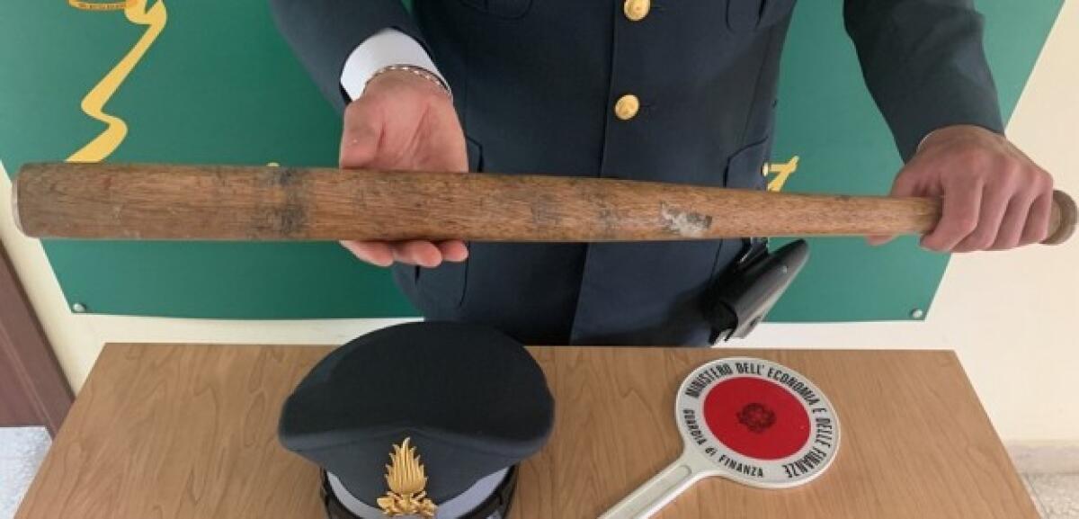 BELPASSO: GIRAVA IN AUTO, SENZA ASSICURAZIONE, CON UNA MAZZA DA BASEBALL, DENUNCIATO - 