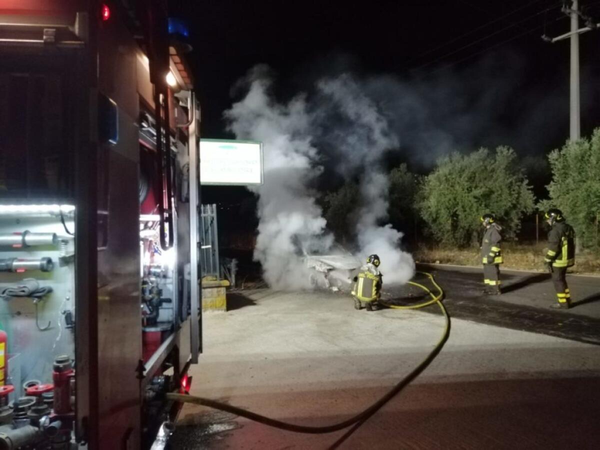 AUTO IN FIAMME IN CONTRADA ROTONDELLA. INTERVENTO DEI VIGILI DEL FUOCO - 