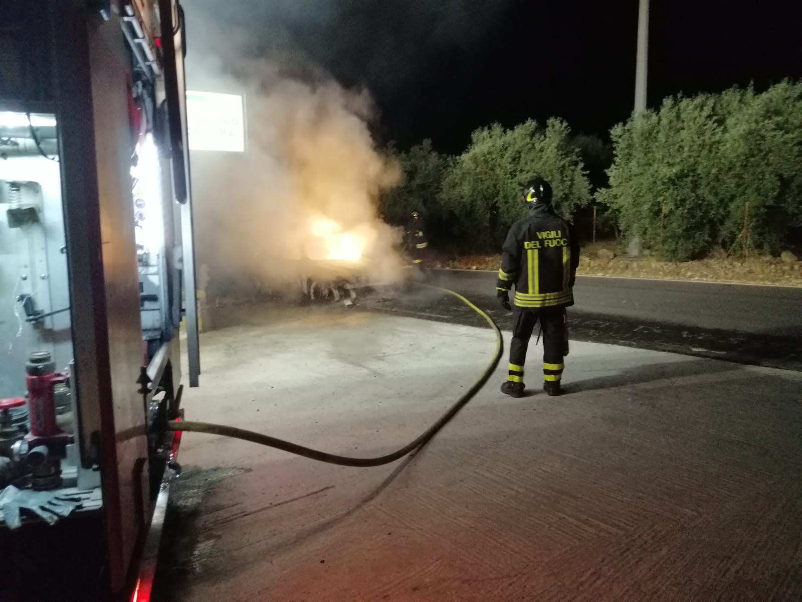AUTO IN FIAMME IN CONTRADA ROTONDELLA. INTERVENTO DEI VIGILI DEL FUOCO