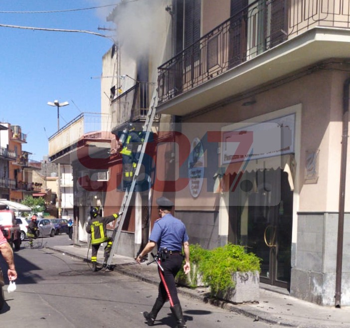 PATERNO: PAURA QUESTA MATTINA PER UN INCENDIO ALL’INTERNO DI UN APPARTAMENTO IN PIENO CENTRO