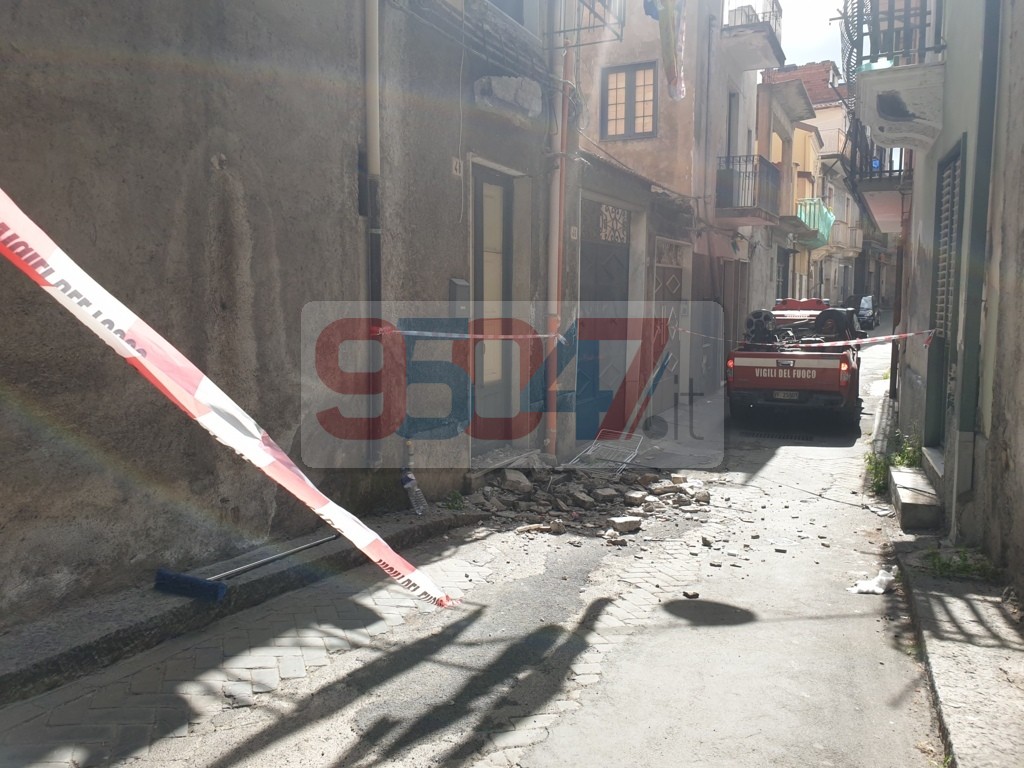 Paternò: crolla un ballatoio al primo piano Feriti mamma, figlio e la zia , nessuno in pericolo di vita