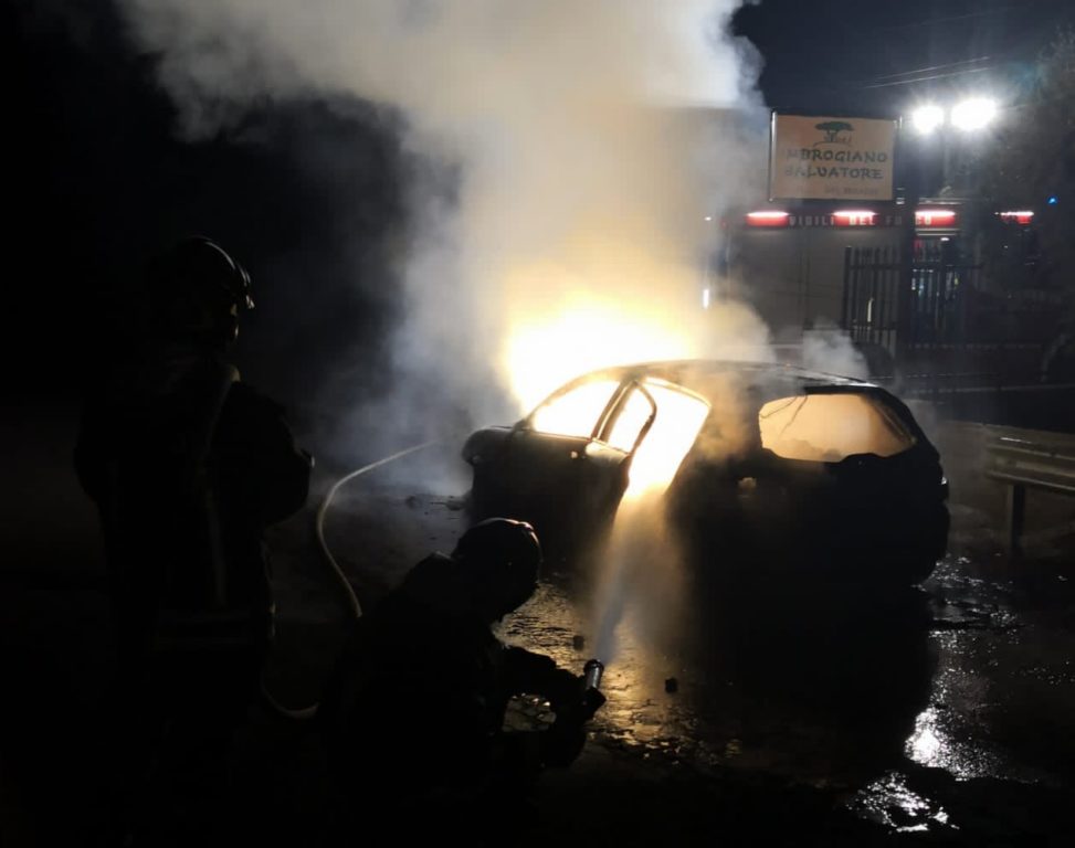 AUTO IN FIAMME IERI SERA, IN CONTRADA ROTONDELLA. INTERVENTO DEI VIGILI DEL FUOCO