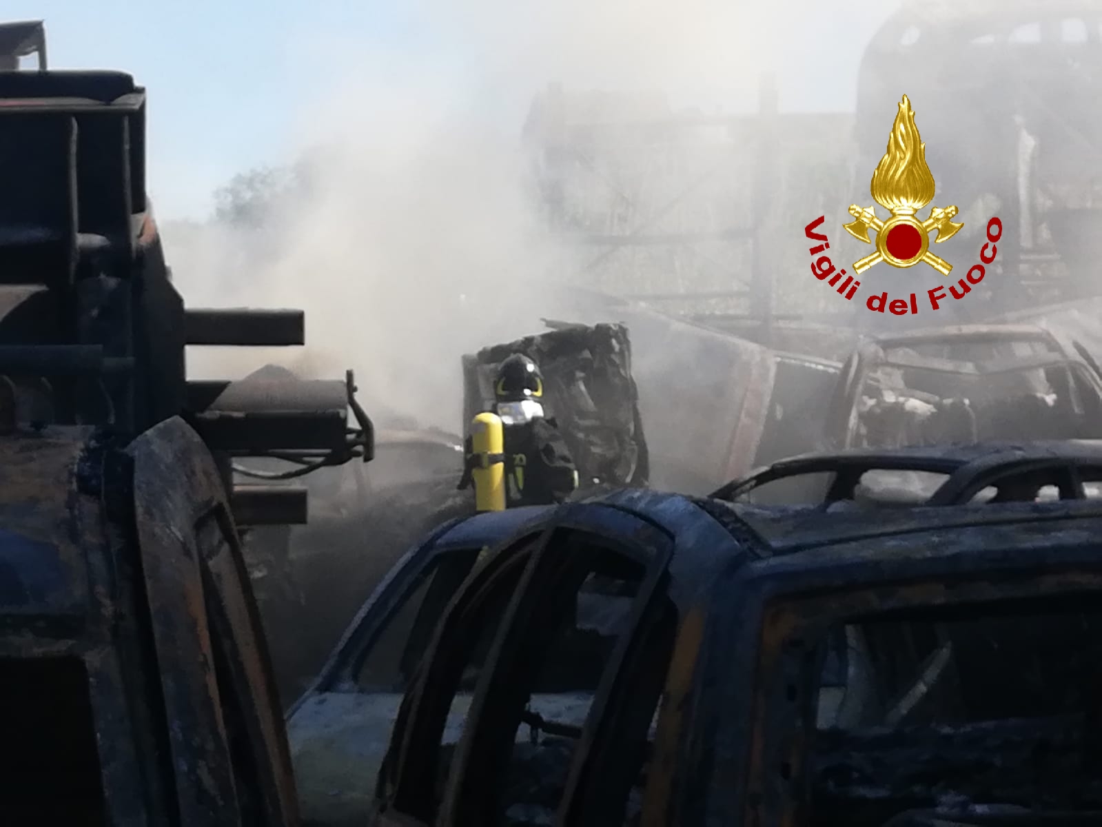 IN FIAMME UN AUTODEMOLIZIONI AD ACI SANT’ANTONIO