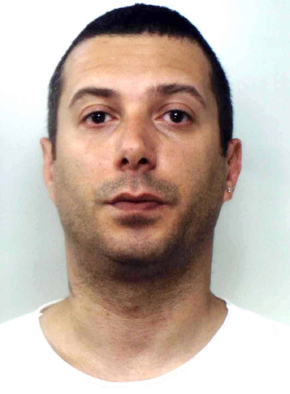 PEDARA: VEDE IL CANE ANTIDROGA E CONSEGNA LA MARIJUANA: ARRESTATO