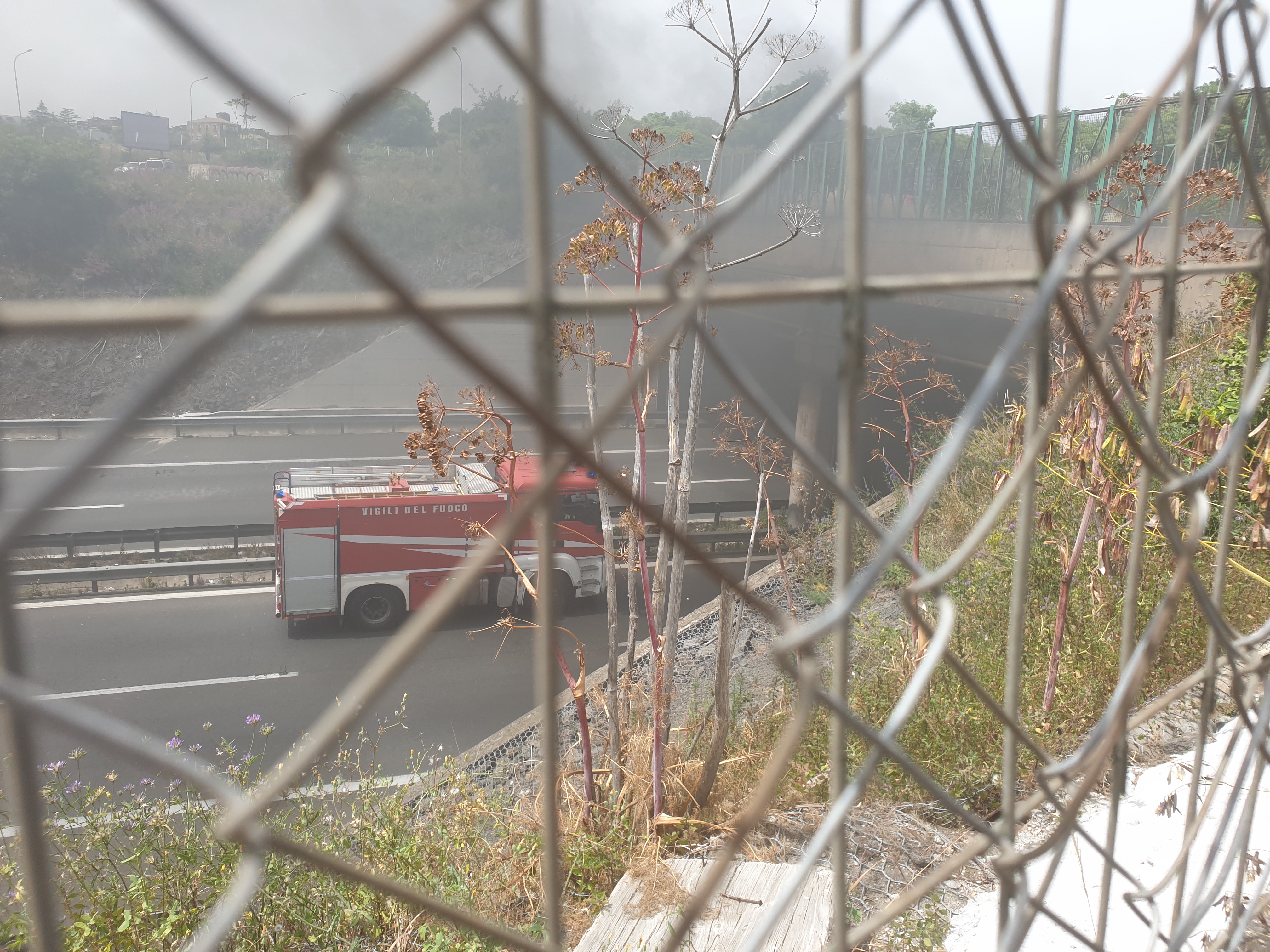 CAMION IN FIAMME DENTRO LA GALLERIA SULLA TANGENZIALE, TRAFFICO BLOCCATO