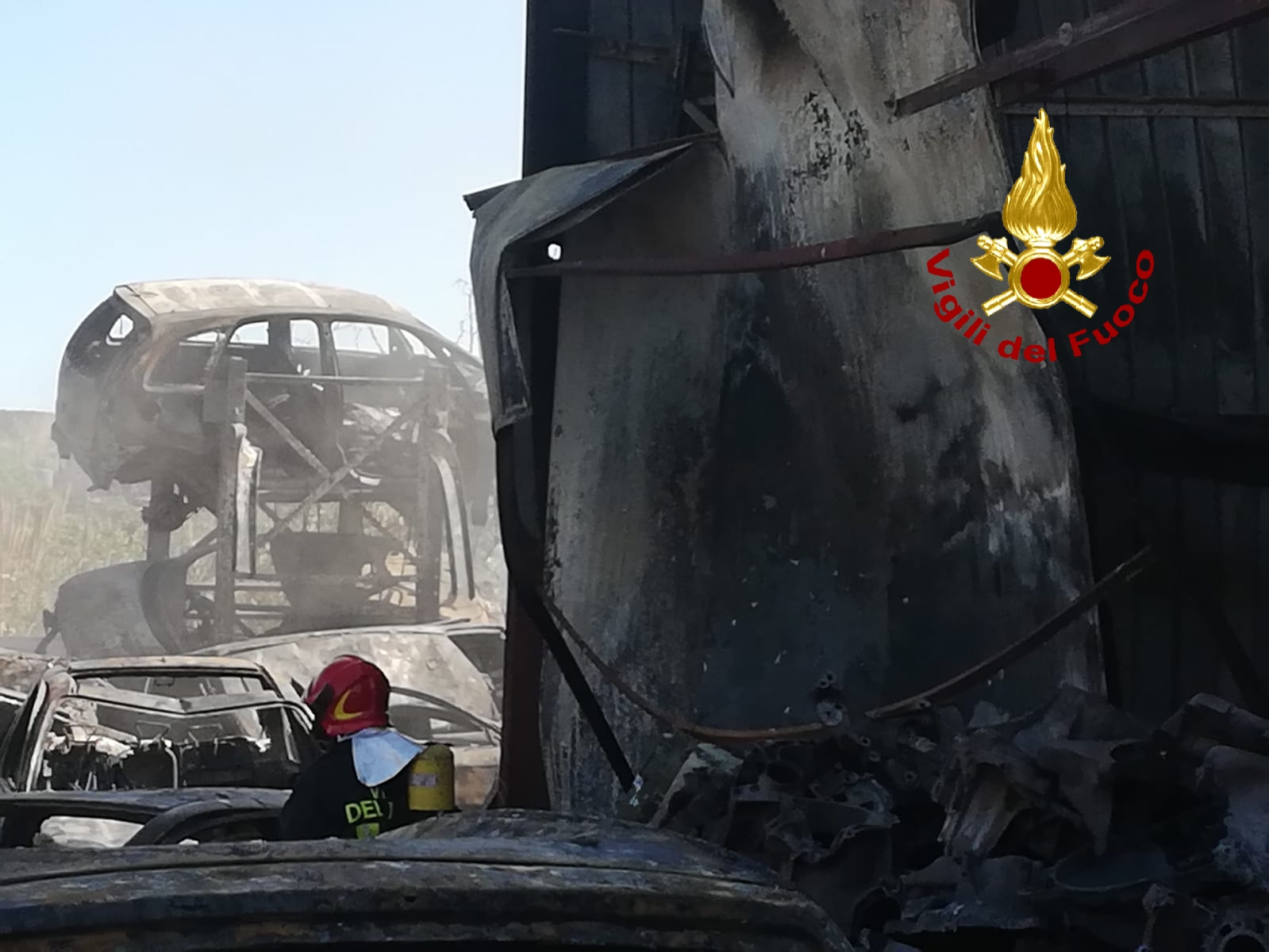 IN FIAMME UN AUTODEMOLIZIONI AD ACI SANT’ANTONIO