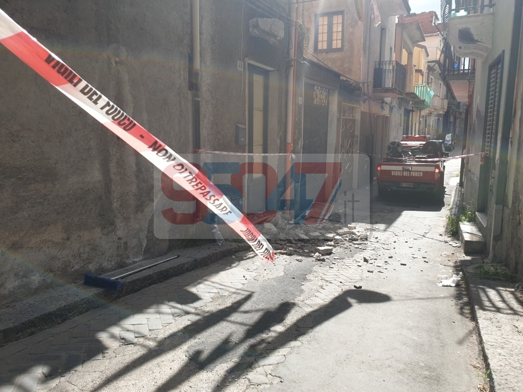 Paternò: crolla un ballatoio al primo piano Feriti mamma, figlio e la zia , nessuno in pericolo di vita