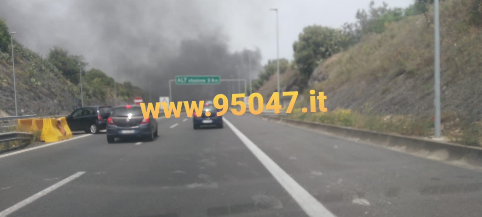 TANGENZIALE  DI CATANIA PROVVISORIAMENTE CHIUSA IN DIREZIONE MESSINA PER MEZZO PESANTE IN FIAMME