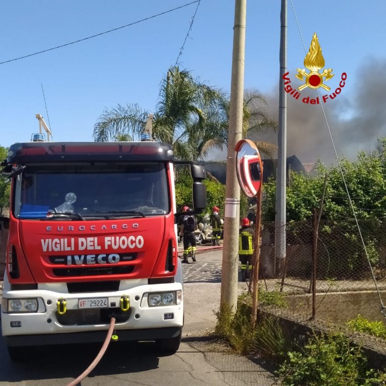 IN FIAMME UN AUTODEMOLIZIONI AD ACI SANT’ANTONIO