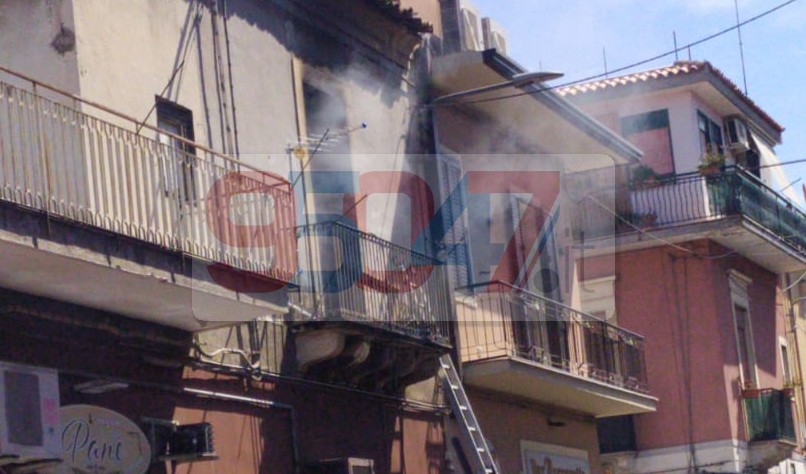 PATERNO: PAURA QUESTA MATTINA PER UN INCENDIO ALL’INTERNO DI UN APPARTAMENTO IN PIENO CENTRO