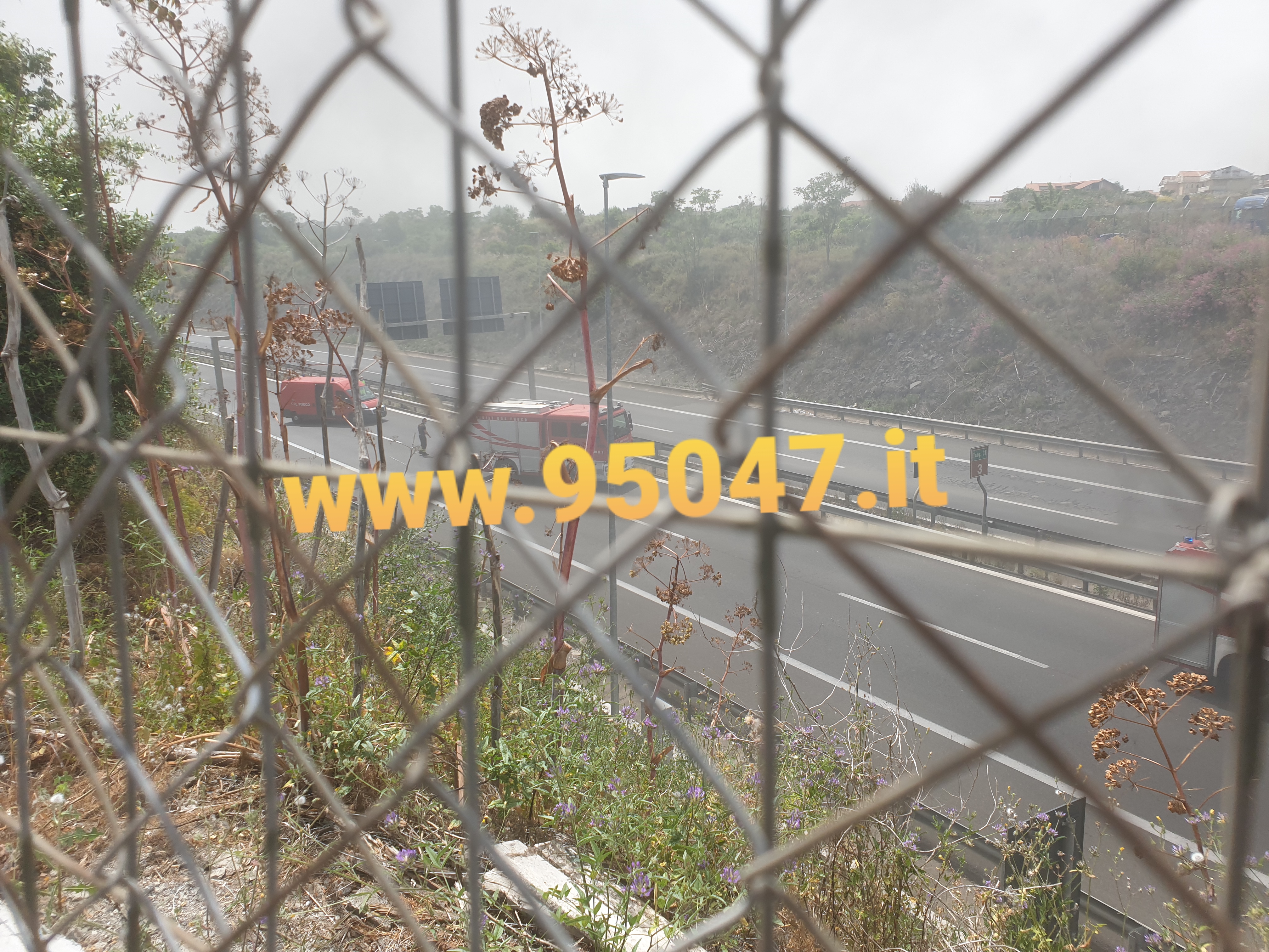 TANGENZIALE  DI CATANIA PROVVISORIAMENTE CHIUSA IN DIREZIONE MESSINA PER MEZZO PESANTE IN FIAMME