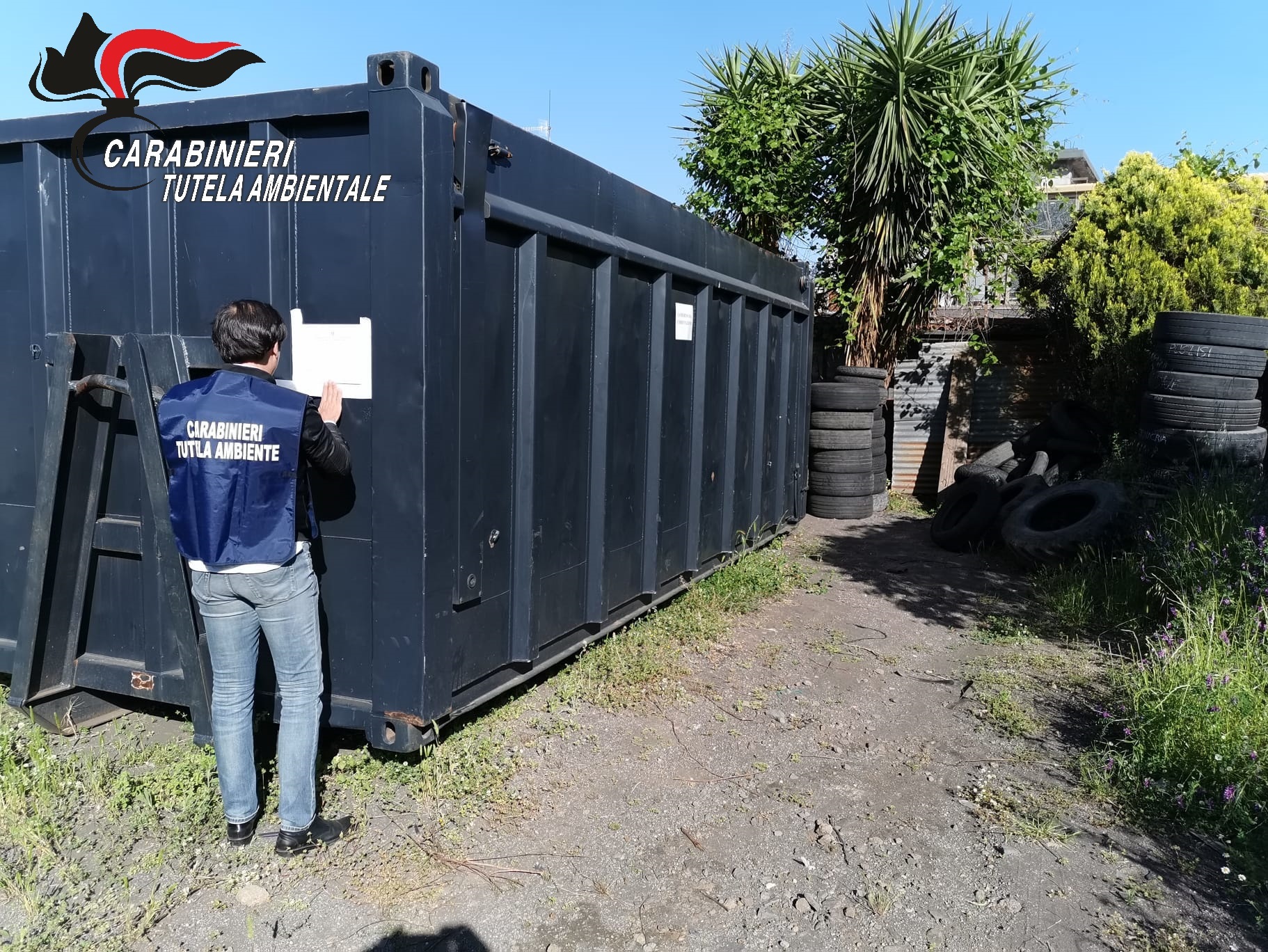 SANTA VENERINA: GOMMISTA REALIZZA UNA DISCARICA ABUSIVA DI COPERTONI, UNA DENUNCIA