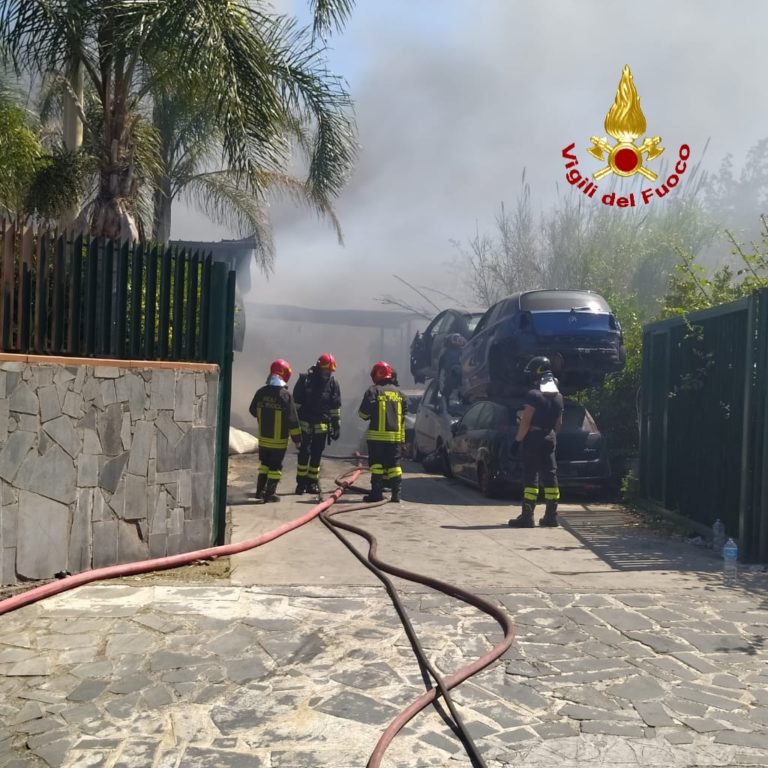 IN FIAMME UN AUTODEMOLIZIONI AD ACI SANT’ANTONIO
