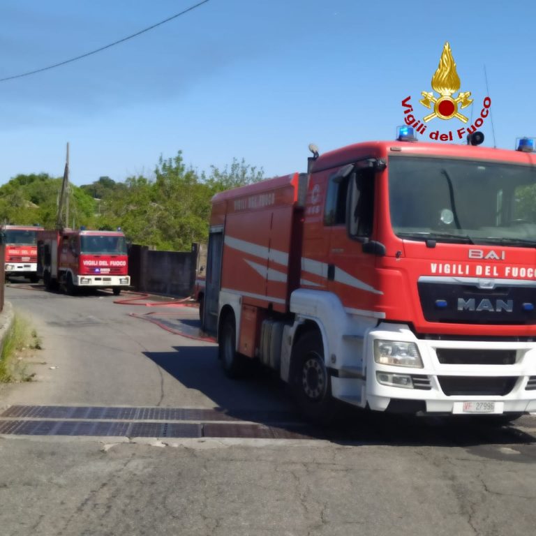 IN FIAMME UN AUTODEMOLIZIONI AD ACI SANT’ANTONIO
