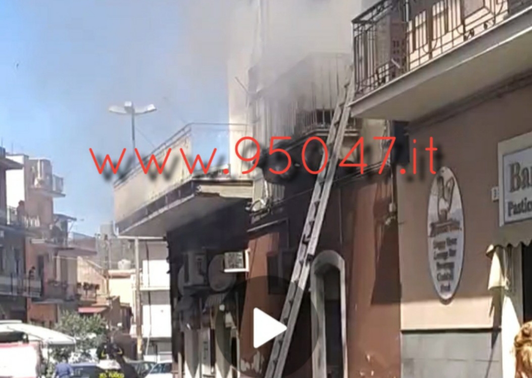 PATERNO: PAURA QUESTA MATTINA PER UN INCENDIO ALL’INTERNO DI UN APPARTAMENTO IN PIENO CENTRO