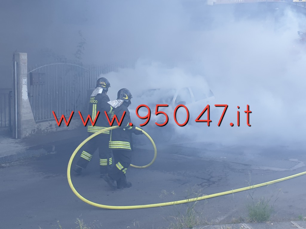 PATERNO': AUTO A FUOCO QUESTA MATTINA, FIAMME DAL VANO MOTORE