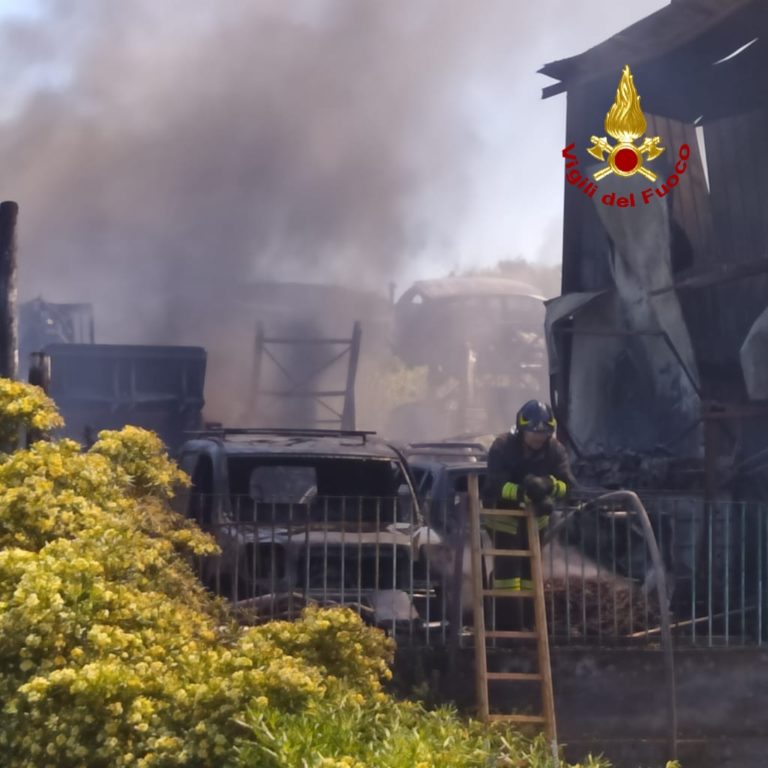 IN FIAMME UN AUTODEMOLIZIONI AD ACI SANT’ANTONIO