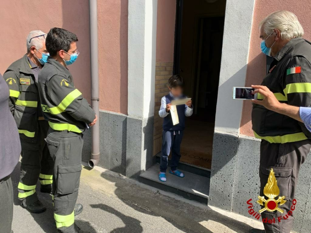 CATANIA, BIMBO SCRIVE AI VIGILI DEL FUOCO PER RINGRAZIARLI: I SUOI EROI VANNO A TROVARLO