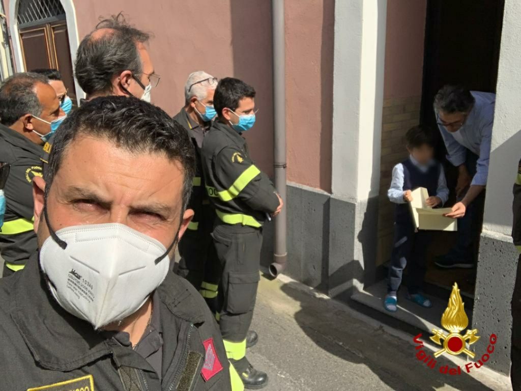 CATANIA, BIMBO SCRIVE AI VIGILI DEL FUOCO PER RINGRAZIARLI: I SUOI EROI VANNO A TROVARLO
