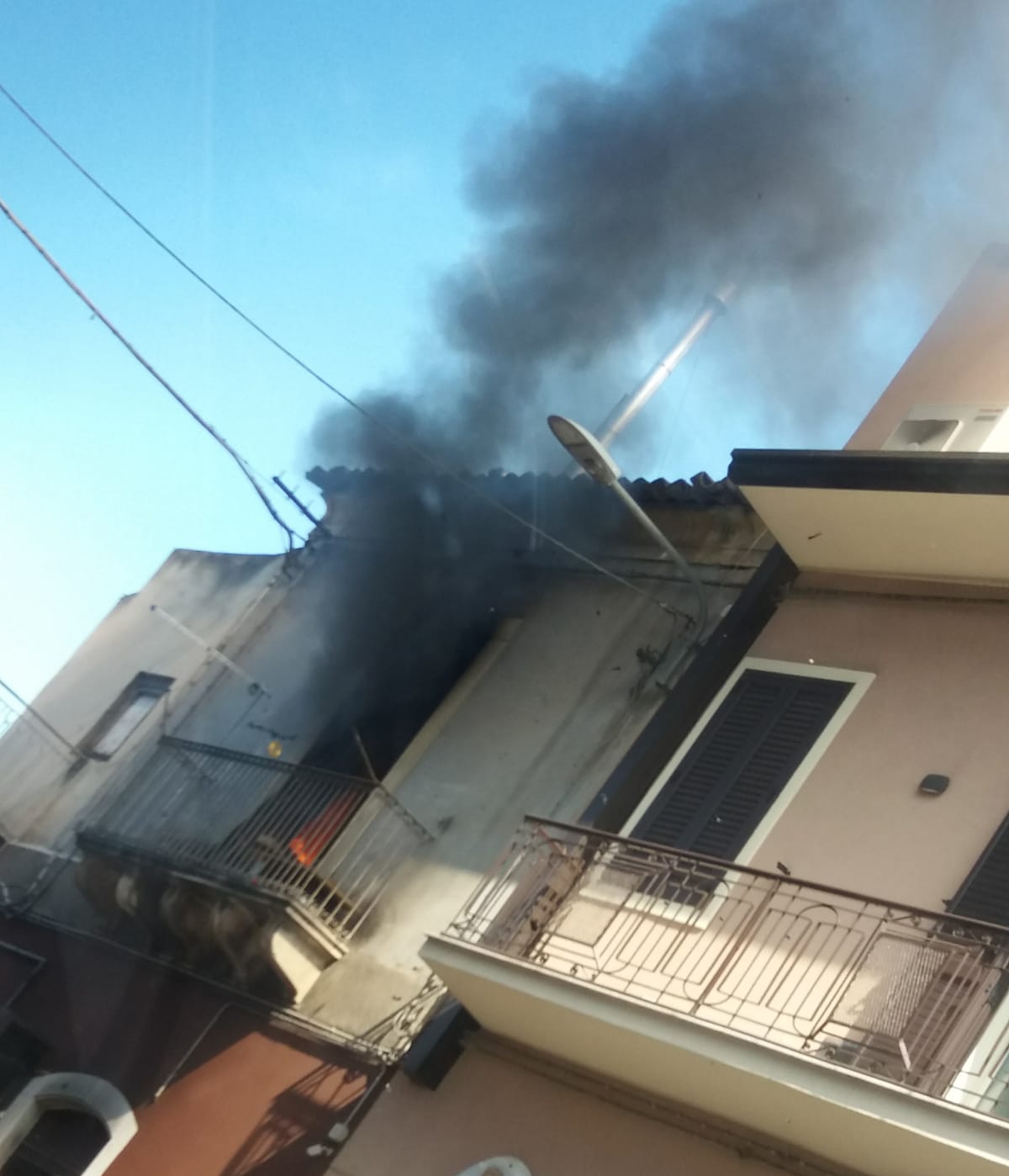 PAURA A PATERNO': SCOPPIA UN INCENDIO ALL’INTERNO DI UN APPARTAMENTO IN  VIA BARATTA