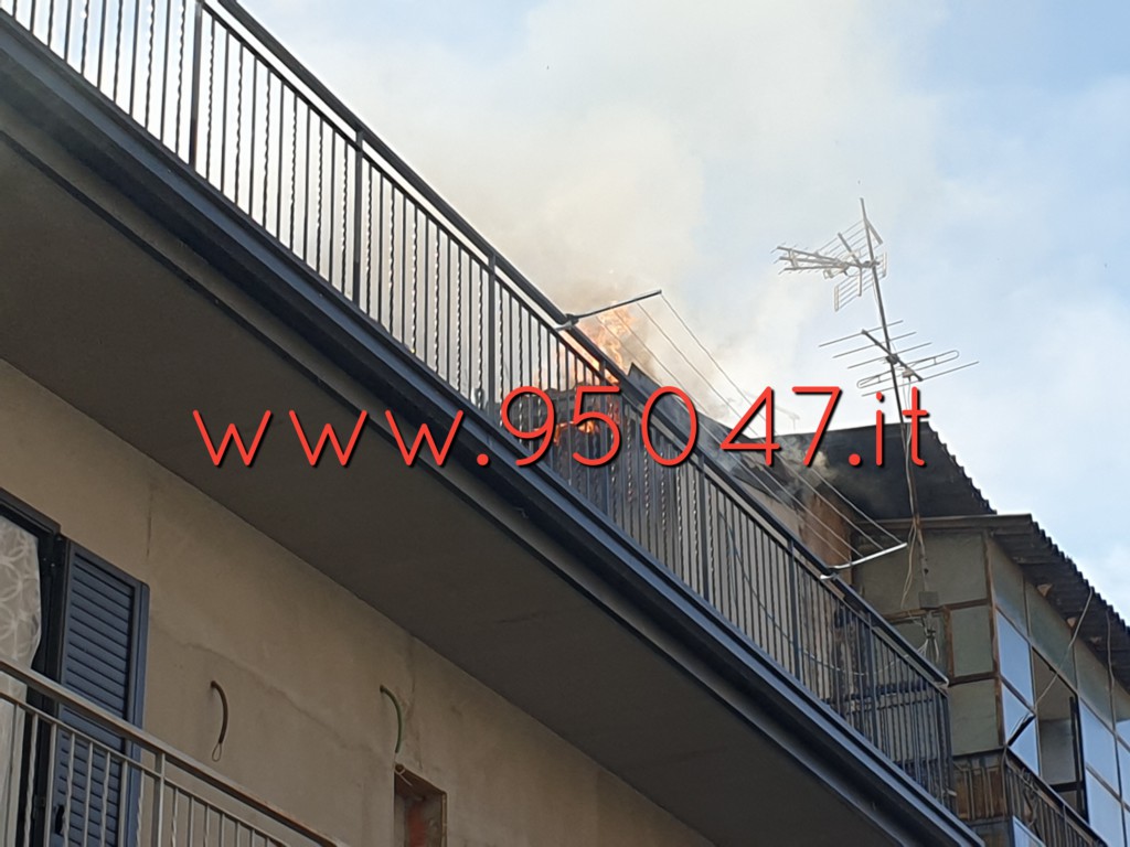 PATERNÒ: FIAMME IN UN TERRAZZO IN VIA ROSOLINO PILO