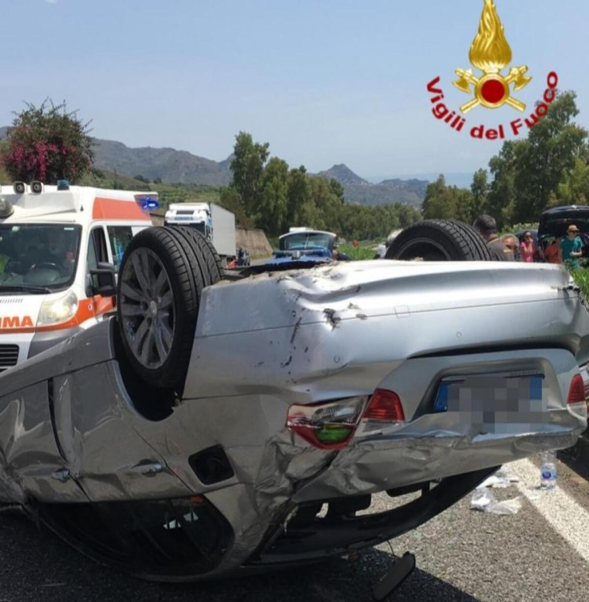 INCIDENTE SULL’A18 MESSINA-CATANIA, AUTO SI RIBALTA E FINISCE NELL’ALTRA CARREGGIATA, 5 GIOVANI FERITI - 