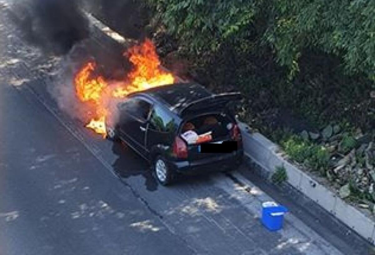 AUTO PRENDE FUOCO SULL'A18, LUNGHE CODE DIREZIONE CATANIA - 
