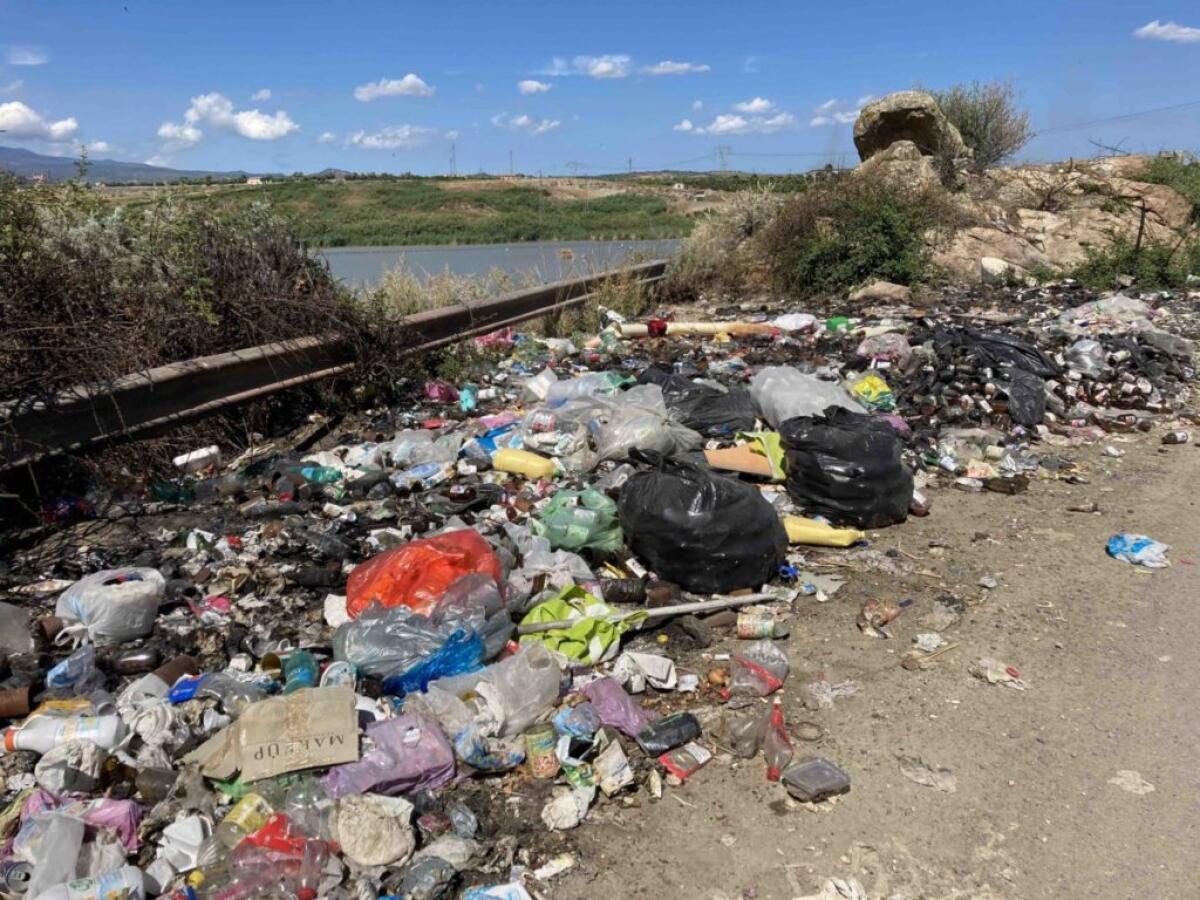 ETERNIT E RIFIUTI: NECESSARIO UN INTERVENTO DI BONIFICA   LUNGO L’AREA NATURALISTICA DEL FIUME SIMETO - 