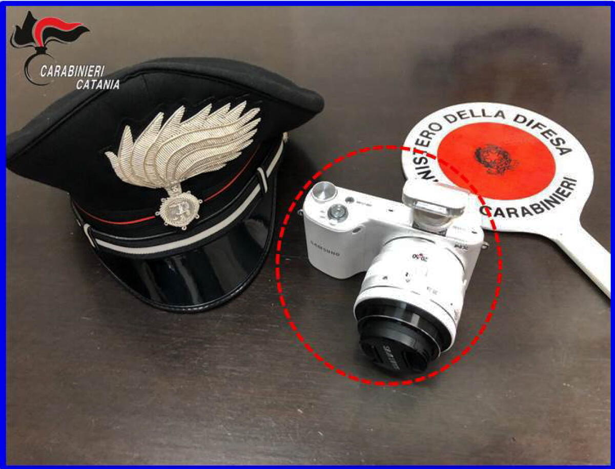 PATERNO': BUTTA DA BALCONE VITTIMA PER RUBARGLI MACCHINA FOTOGRAFICA - 