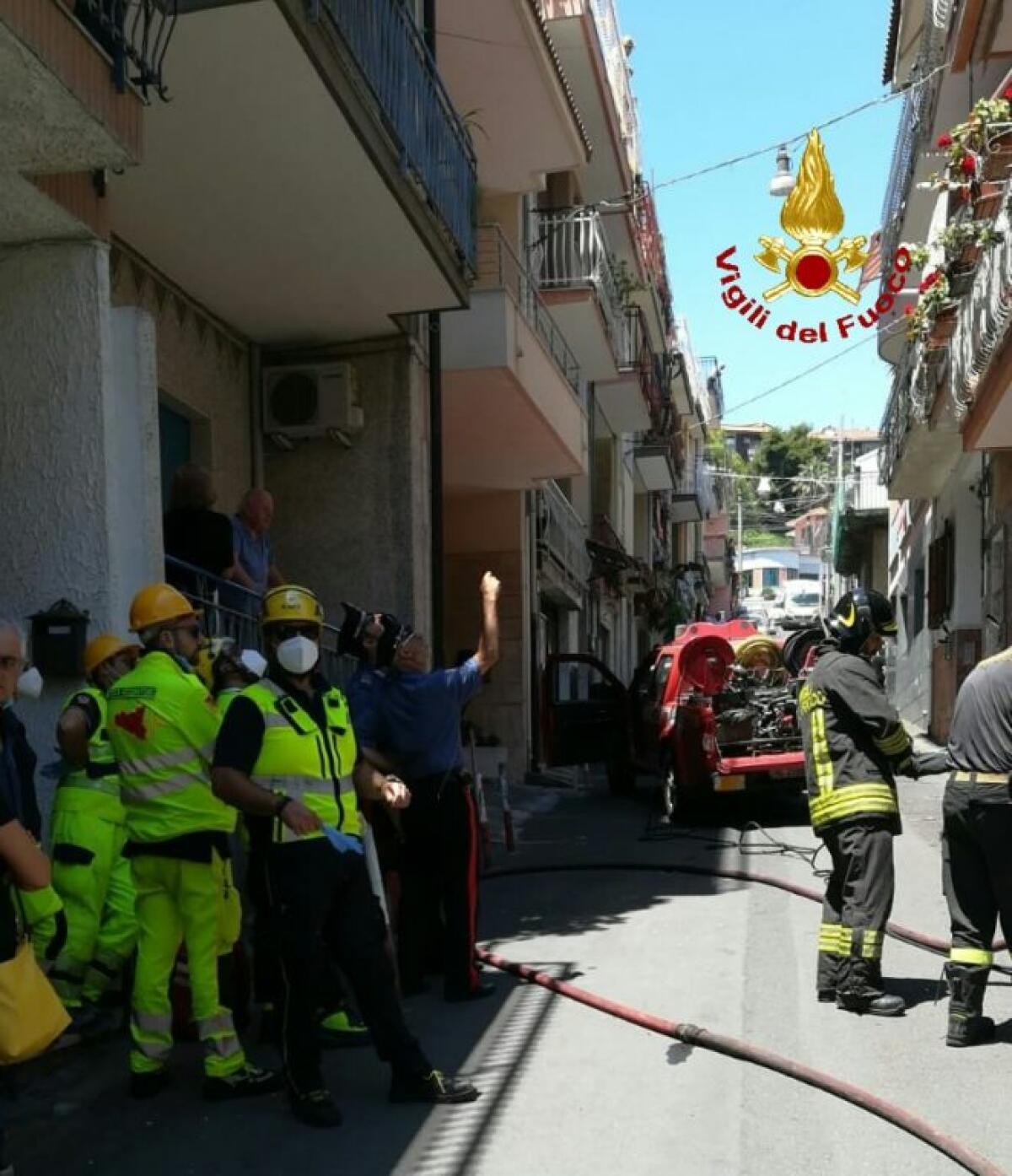 ACI CASTELLO, INCENDIO IN UN'ABITAZIONE: INTERVENGONO I VIGILI DEL FUOCO - 