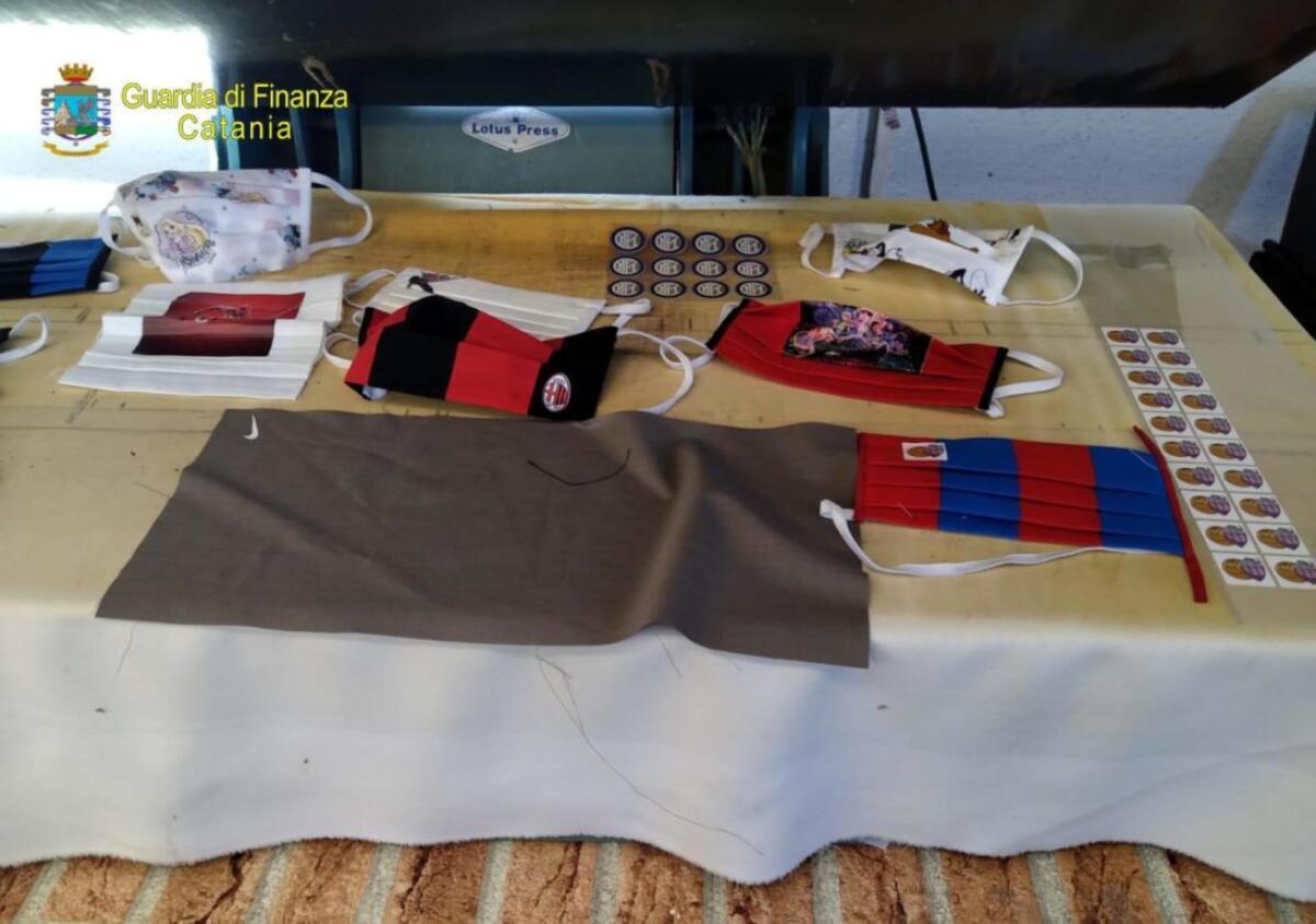 SEQUESTRATE A BRONTE MASCHERINE FALSE PER BAMBINI CON LOGHI DI SQUADRE DI CALCIO E CARTONI ANIMATI - 