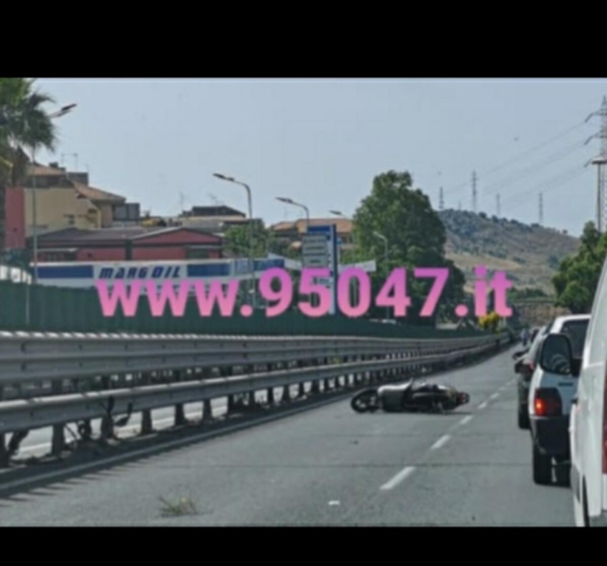 INCIDENTE SULLA SS121, SCOOTER A TERRA - 