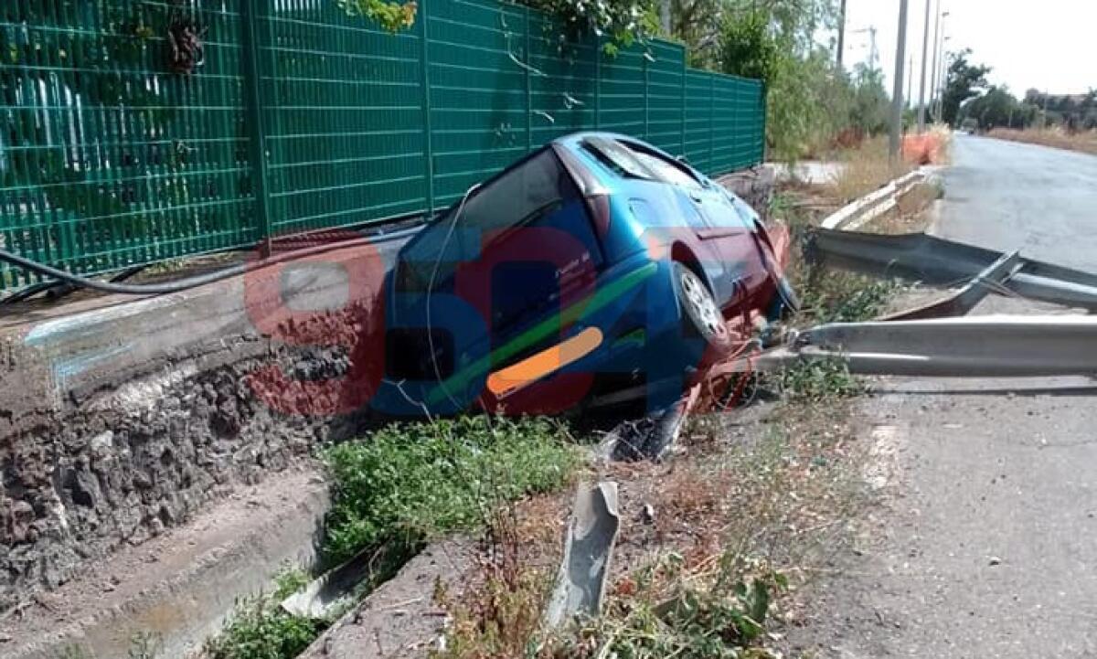 AUTO ESCE FUORI STRADA IN CONTRADA TRE FONTANE, TUTTI ILLESI - 