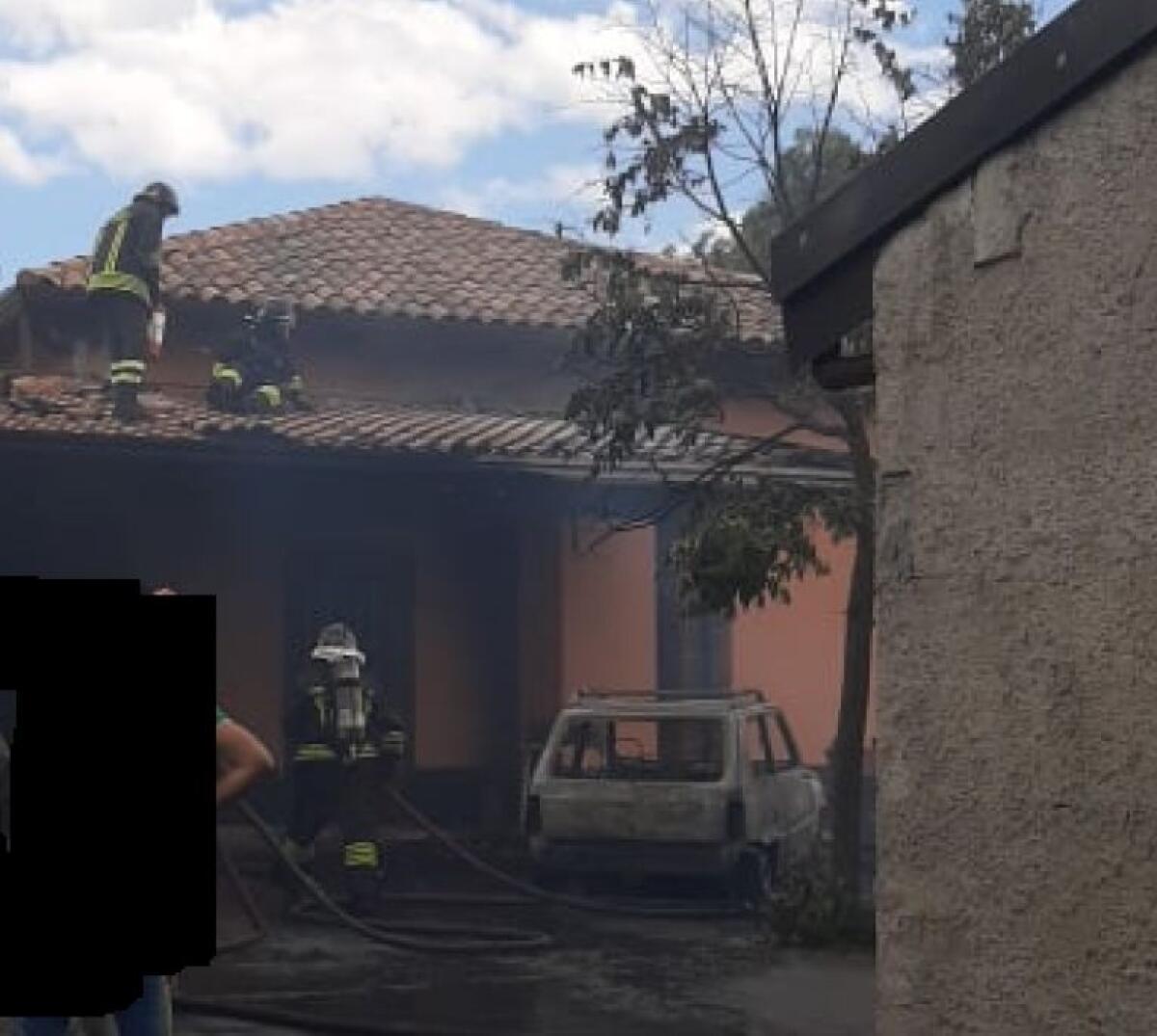PAURA A RAGALNA, INCENDIO COINVOLGE UN AUTO ED UNA TETTOIA - 
