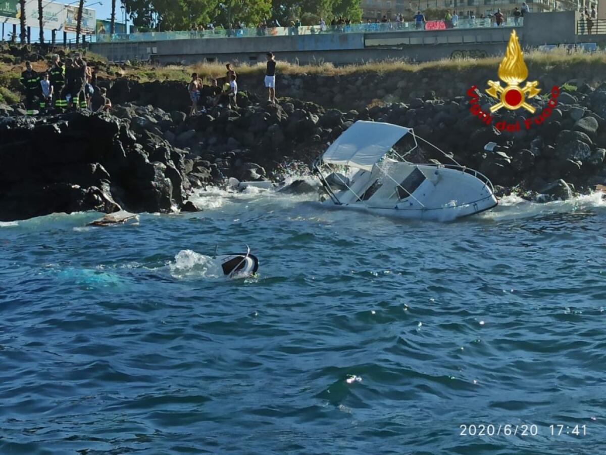 DUE BARCHE AFFONDANO A OGNINA , TUTTI SALVI - 