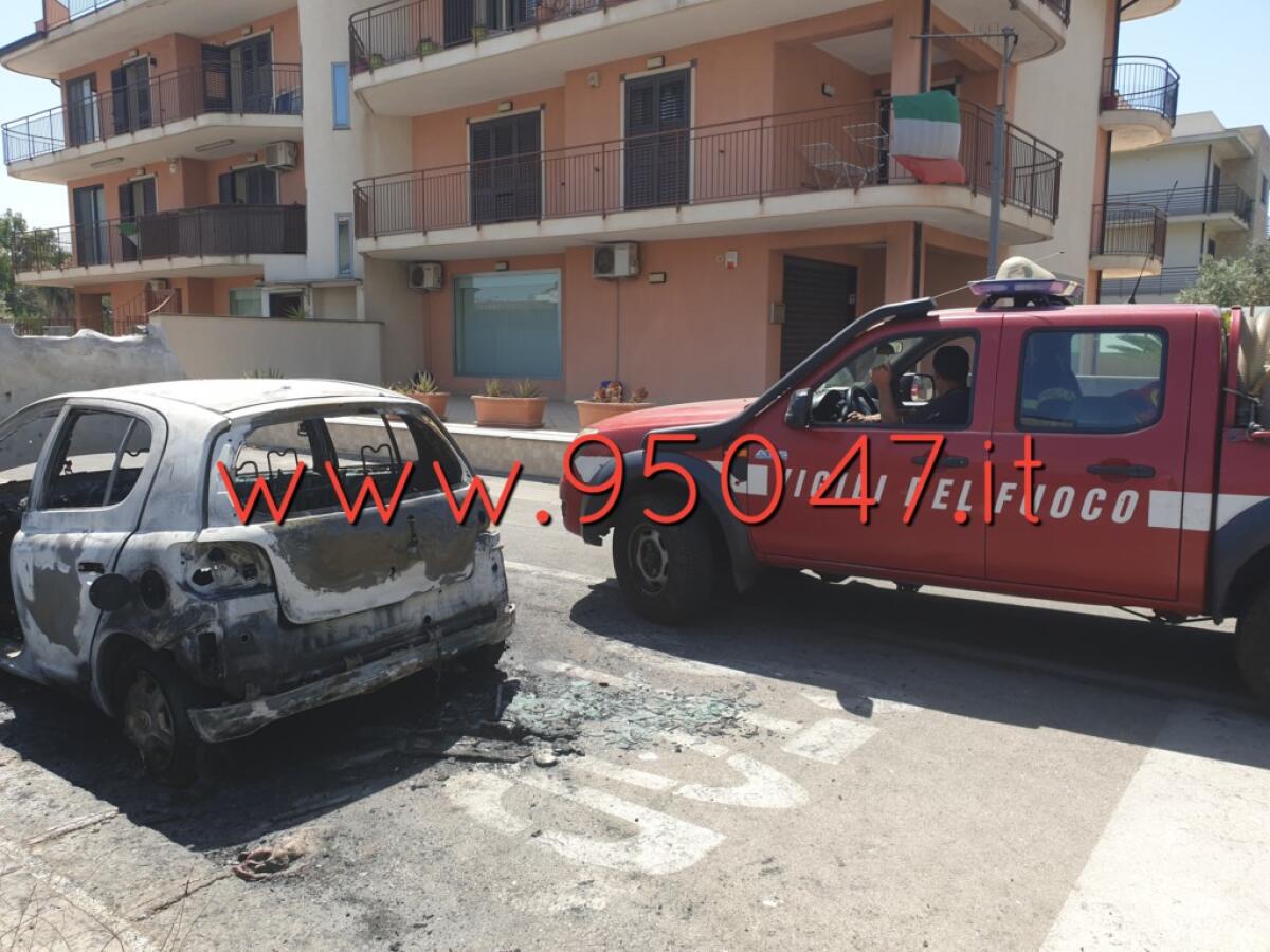 MISTERBIANCO: AUTO IN FIAMME IN VIA BARONE, FORSE DOLO - 