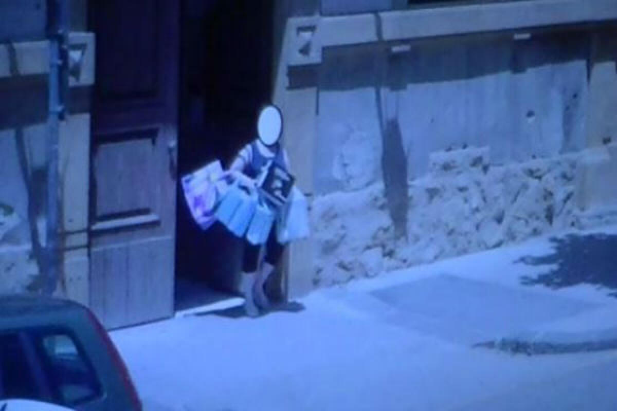 FURBETTI DEL CARTELLINO A PIAZZA ARMERINA, IL GIOVEDÌ SI LASCIAVA L'UFFICIO PER ANDARE A FARE LA SPESA - 