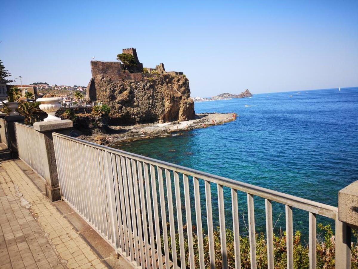 ACI CASTELLO, DIVIETO TEMPORANEO DI BALNEAZIONE SU PARTE DEL LITORALE - 