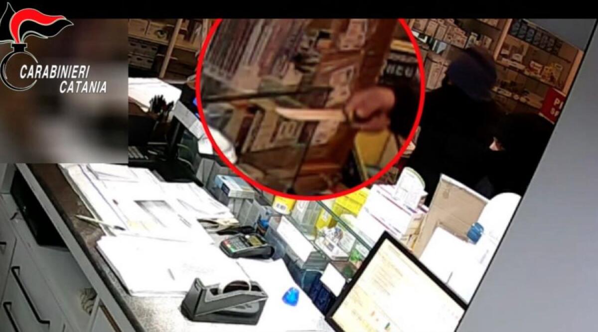 RAPINA IN UNA FARMACIA A PATERNÒ, ARRESTATO MINORENNE - 
