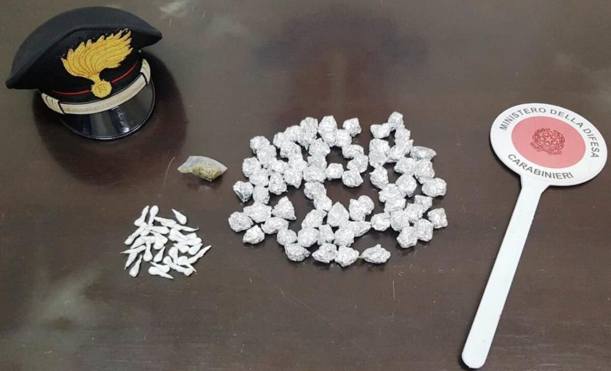 PATERNÒ: PRESI DUE PUSHER CON LA DROGA IN AUTO - 